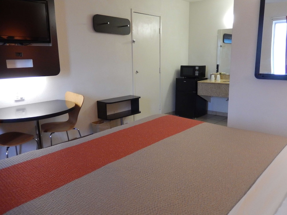Motel 6 Clute TX - photo 11