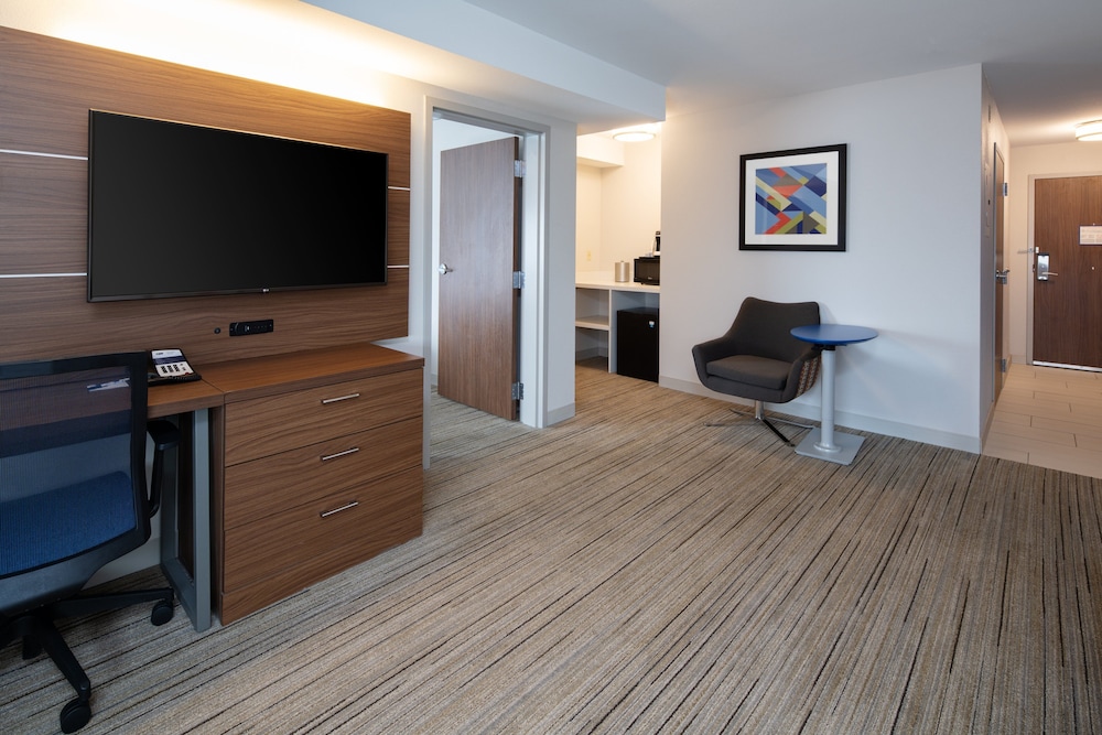 Holiday Inn Express & Suites Seattle Sea Tac Airport - photo 13