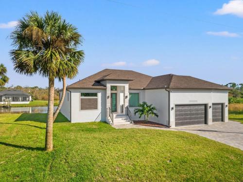 Modern Waterfront Bliss in Port Charlotte, United States