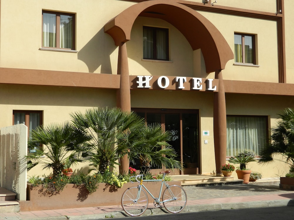 Hotel Le Palme — 4-Star Luxury Hotel in Gioia Tauro, Italy