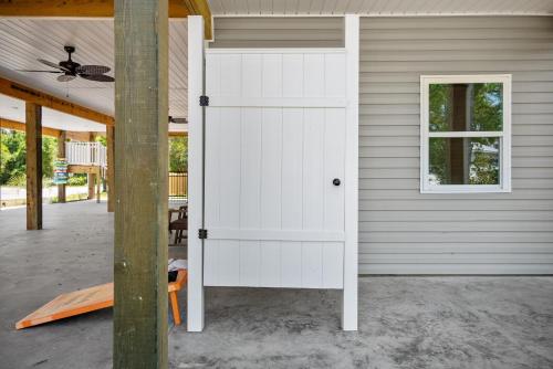 Pawsitively Paradise by Oak Island Accommodations - photo 28