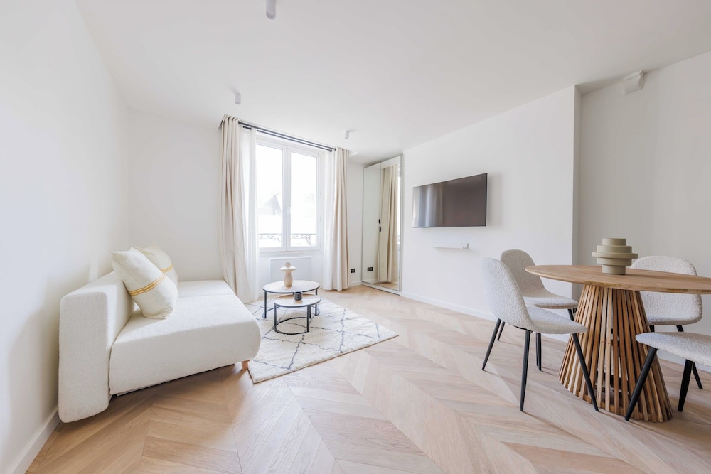 Renovated Studio rue du Roi de Sicile Marais — 4-Star Luxury Hotel in Paris, France