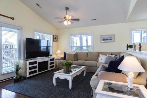 Southern Charm by Oak Island Accommodations - photo 2