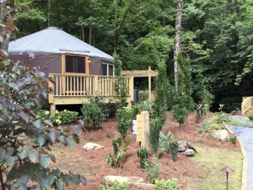 Spring Ridge Luxury Yurt Creekside Glamping with Private Hot Tub — hotel in Topton