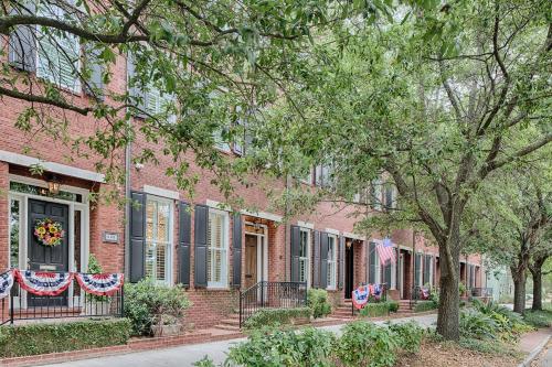 Liberty Street Redbrick Town And Carriage House — 4-Star Luxury Hotel in Savannah, United States