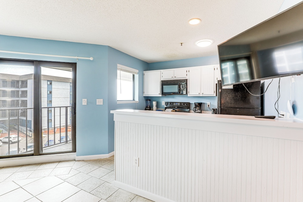 Beachfront Condo w Pool at Myrtle Beach Resort - photo 10