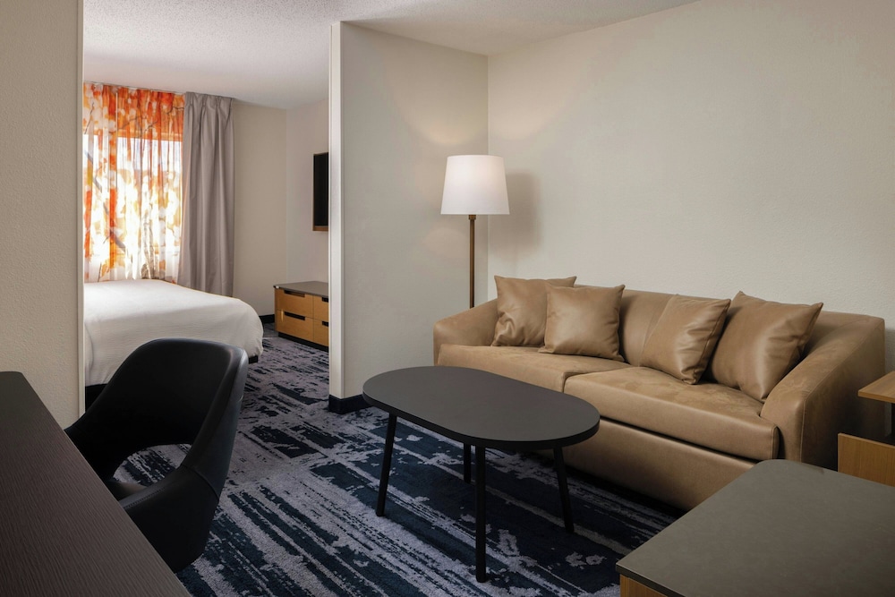 Fairfield Inn Suites By Marriott Grand Rapids Airport — Grand Rapids