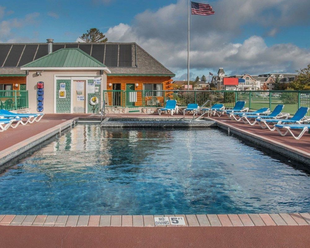 Econo Lodge Mackinaw City - photo 2