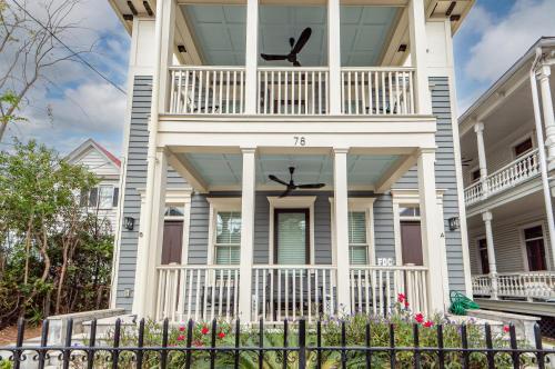 Patio Porches and Parking 2 Blocks to King in Charleston, United States