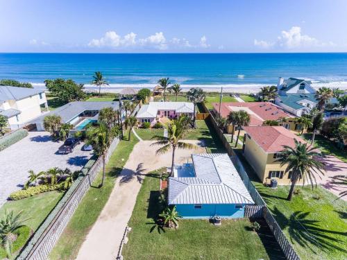 Family retreat at the beach direct oceanfront — hotel in Indialantic