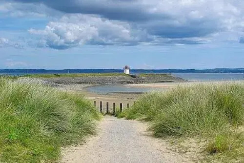 Bwthyn y Traeth — hotel in Burry Port