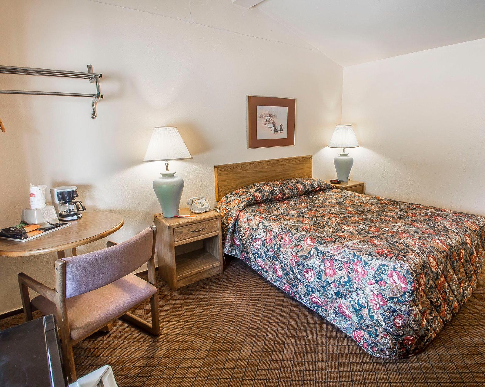Econo Lodge Inn & Suites - photo 11