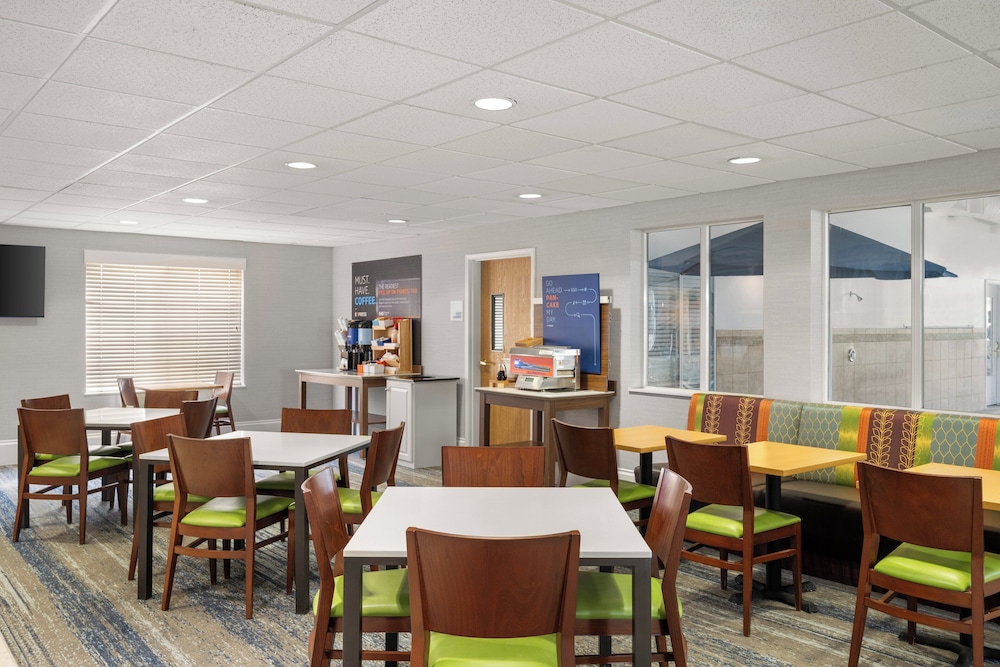 Holiday Inn Express & Suites New Buffalo by IHG - photo 36
