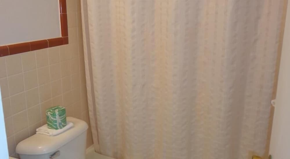 Quarterdeck Motel - photo 11