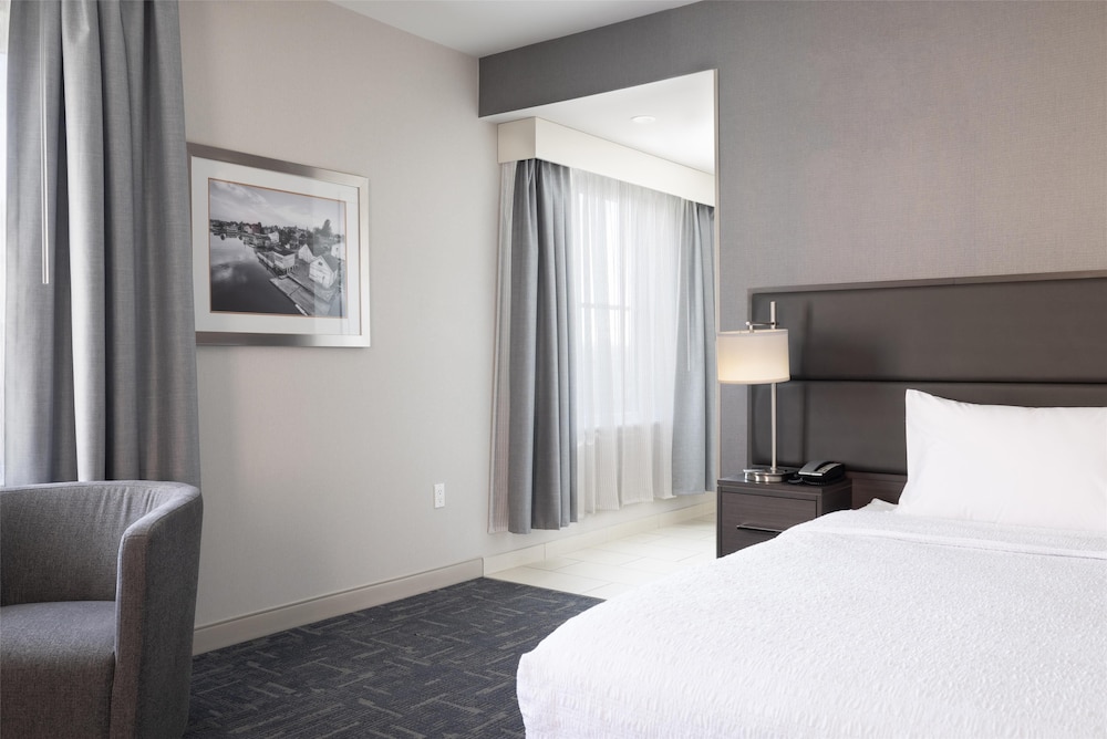 Hampton Inn & Suites Portsmouth Downtown - photo 18
