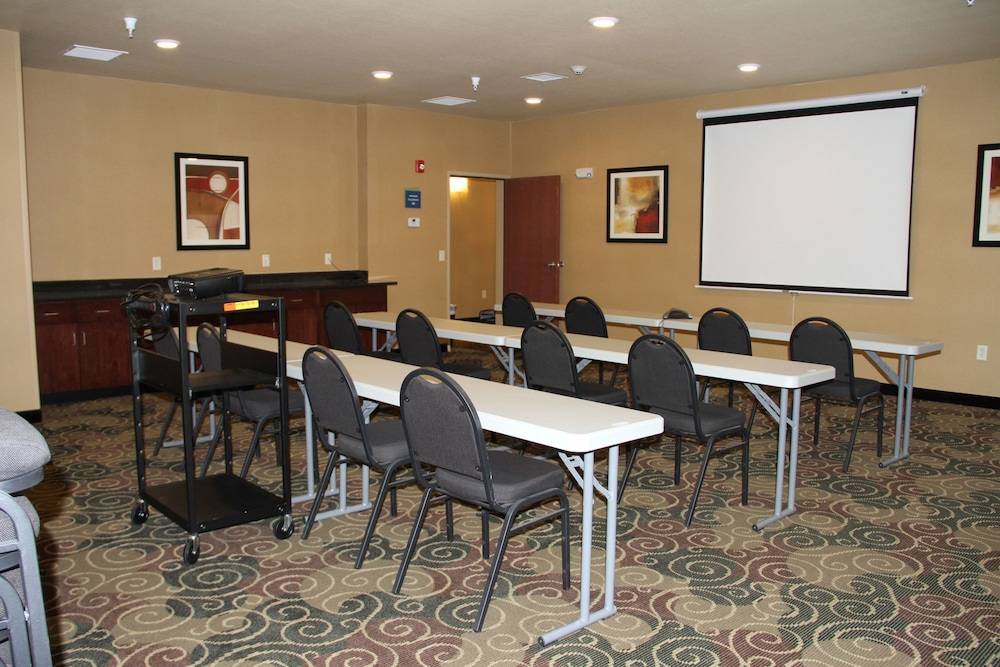 Cobblestone Hotel & Suites Devils Lake - photo 44