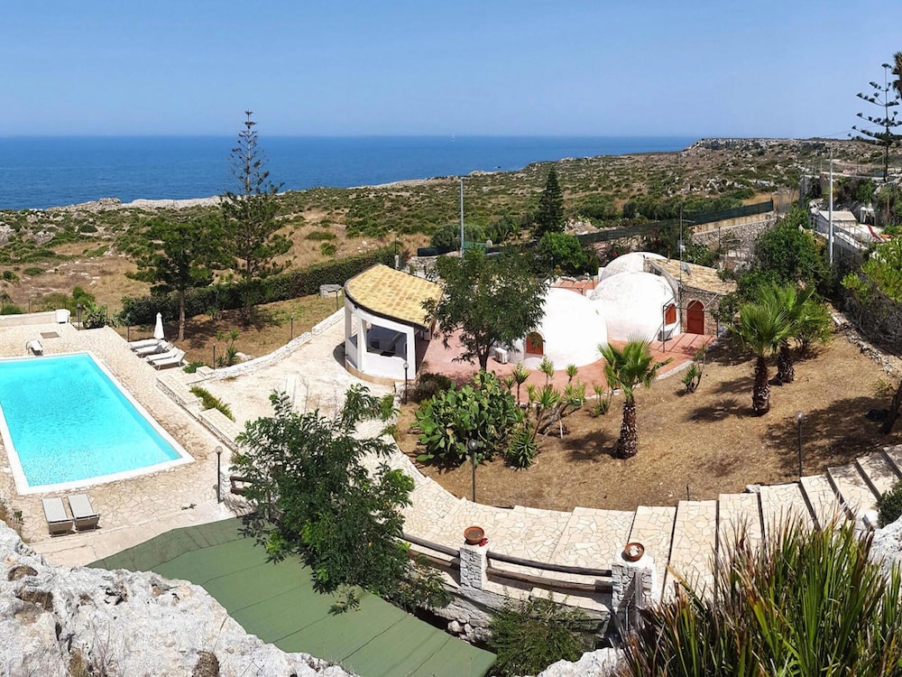 Igloo Home Plemmirio with Sea Access & Pool — 4-Star Luxury Hotel in Siracusa, Italy