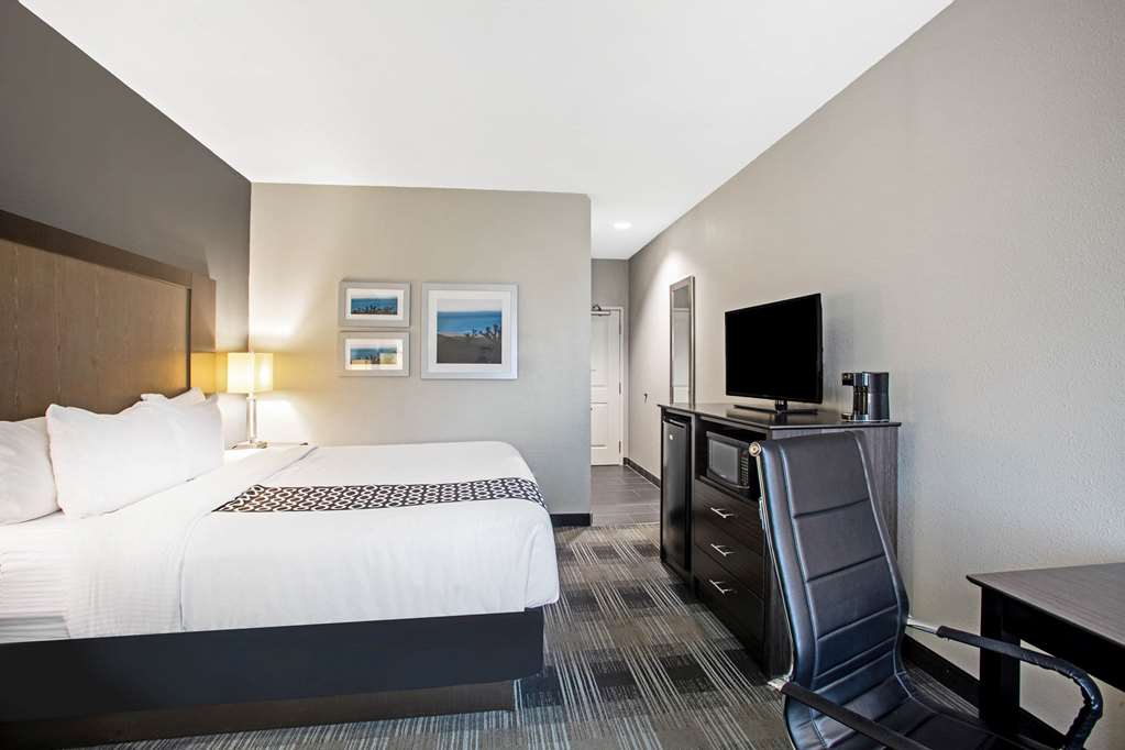 La Quinta Inn & Suites by Wyndham Victoria South - photo 20