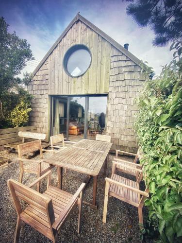 Dernier Ecolodge avant NewYork — hotel in Plogoff