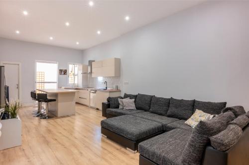 Centrico Duplex Con Parking in Santa Cruz De Tenerife, Spain