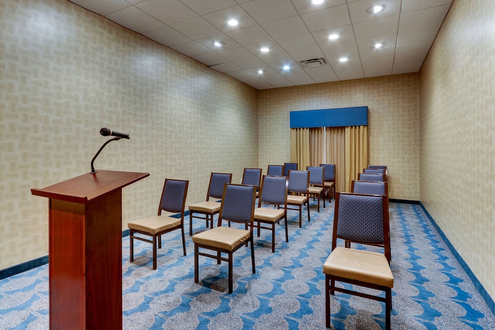Hampton Inn & Suites Hartsville - photo 43