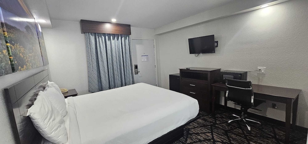 Days Inn by Wyndham Indianapolis East Post Road - photo 4