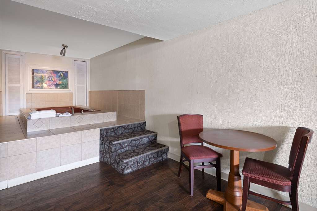 Super 8 by Wyndham Youngstown Girard - photo 23