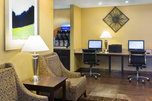 Comfort Suites Sandy - photo 13