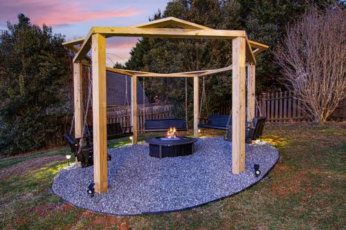 Chic Boho Retreat: Movie Theater Hot Tub Game Room in Asheville, United States