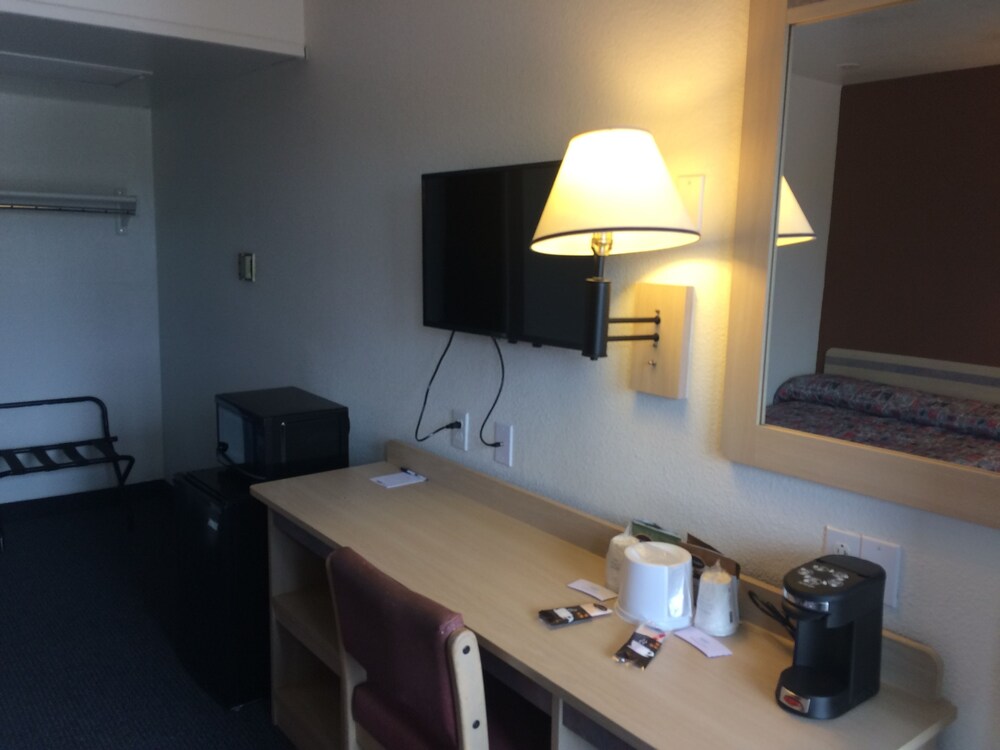 Travelodge by Wyndham Raton - photo 9