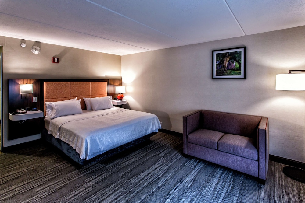 Hampton Inn & Suites Staten Island - photo 31