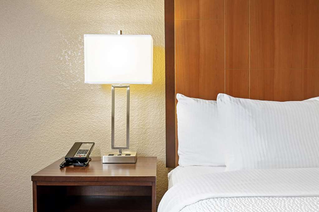 La Quinta Inn & Suites by Wyndham Las Vegas Red Rock - photo 16