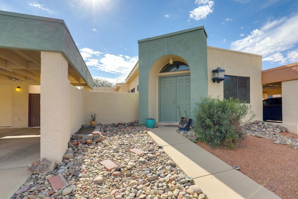 Sunny Tucson Townhome with Patio and Mountain Views — 4-Star Luxury Hotel in Tucson, United States