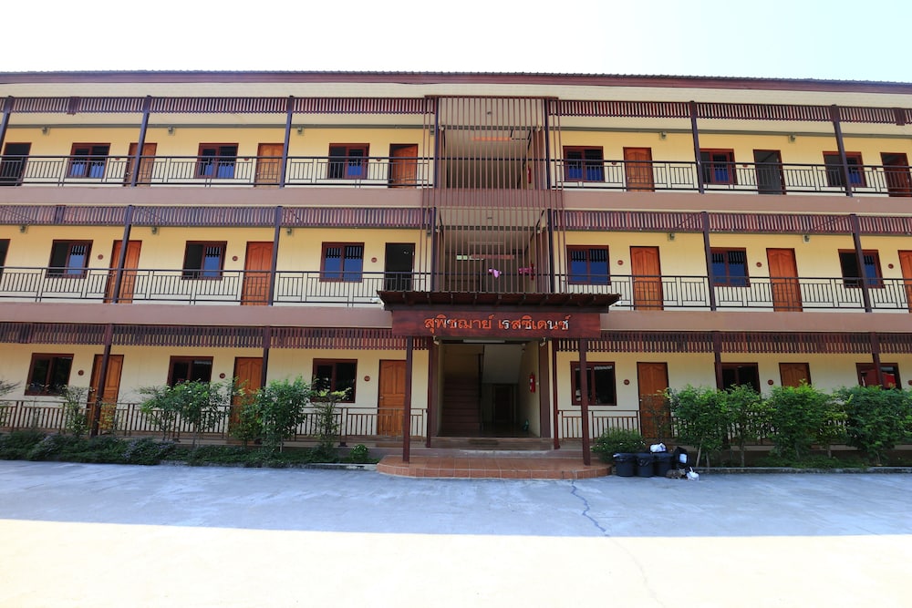 S Hotel — hotel in Lamphun