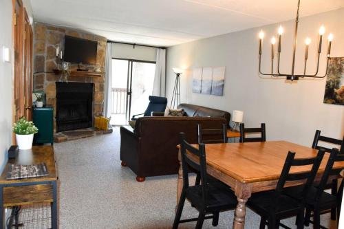 Cozy Mountain Getaway Mountain views 2 bed 2 bath Sleeps 6 — 4-Star Luxury Hotel in Gatlinburg, United States