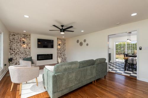 NEW Dragster Dream House Game Room Walk to the Speedway — 4-Star Luxury Hotel in Poplar Bluff, United States