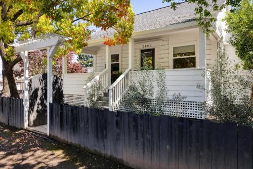 Stylish Central Napa Home with Serene Private Yard — 4-Star Luxury Hotel in Napa, United States