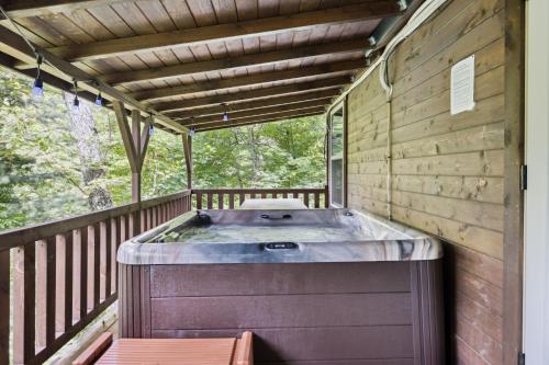 Mountain Angel is a quaint 2 bed 1 bath cabin nestled in the Sky Harbor community — 4-Star Luxury Hotel in Sevierville, United States