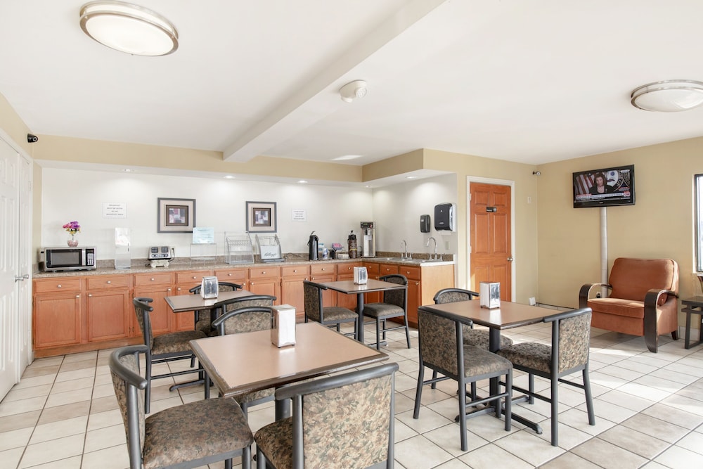 OYO Hotel Tulsa International Airport - photo 18