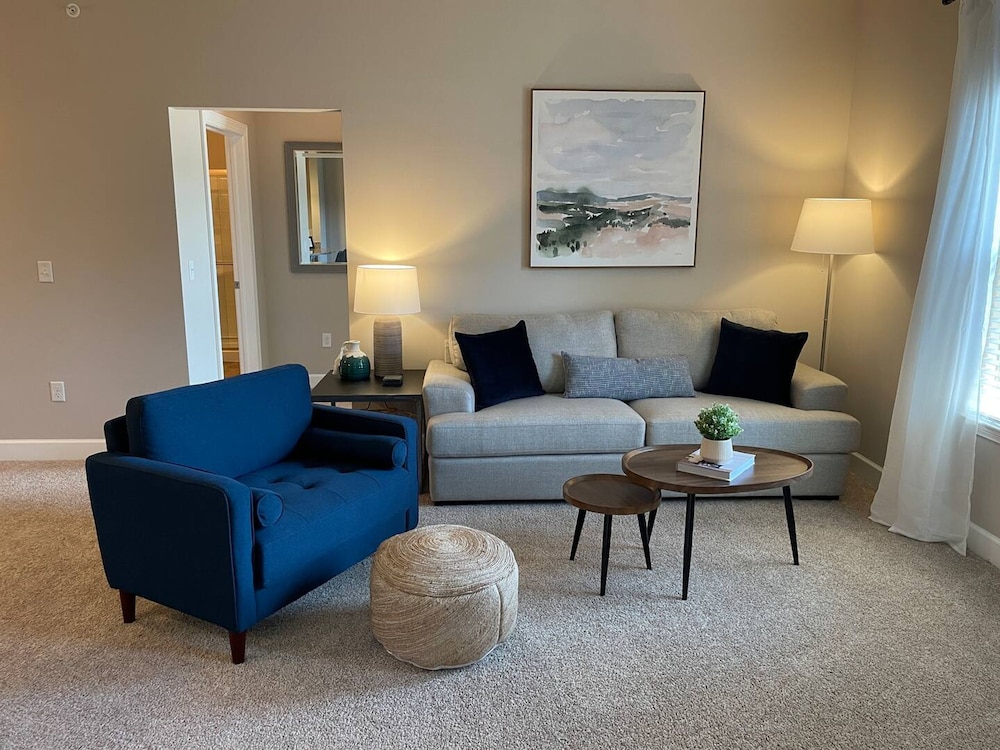 The Pondview Penthouse King Bed Balcony WD — 4-Star Luxury Hotel in Westerville, United States