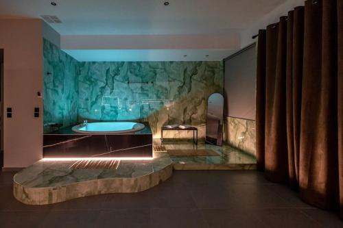 Smaragdi Luxury Jacuzzi Apartment Noho Premium Living — 4-Star Luxury Hotel in Athens, Greece