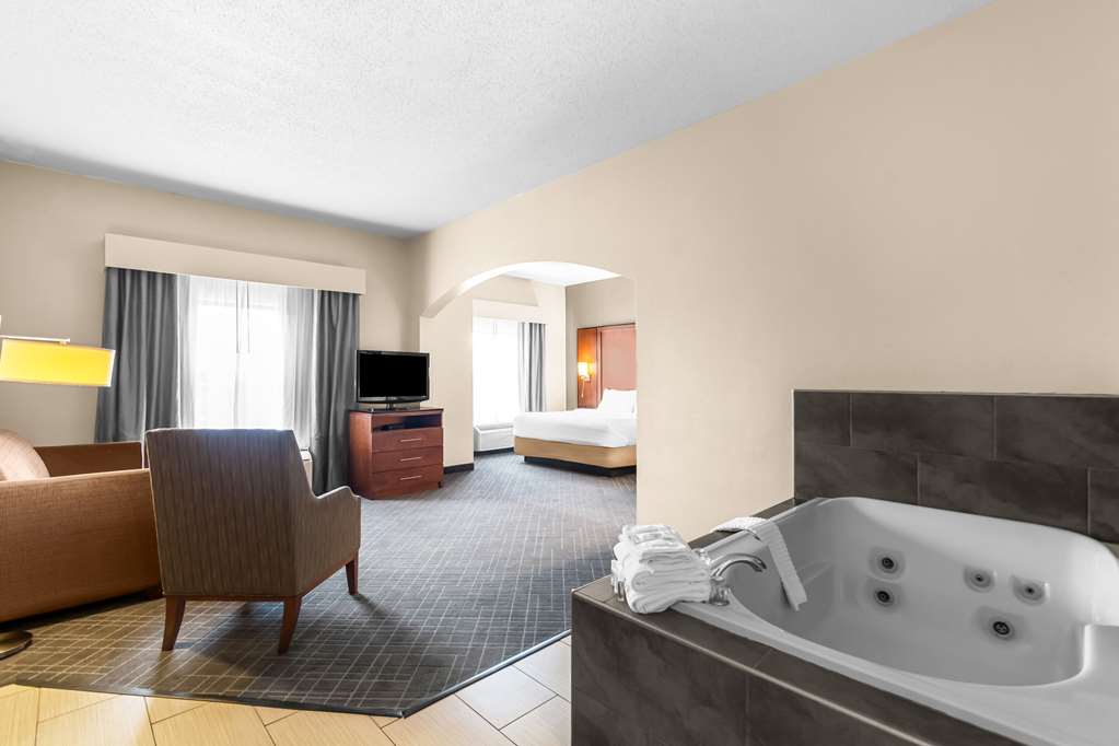 Comfort Suites Vincennes - photo 18