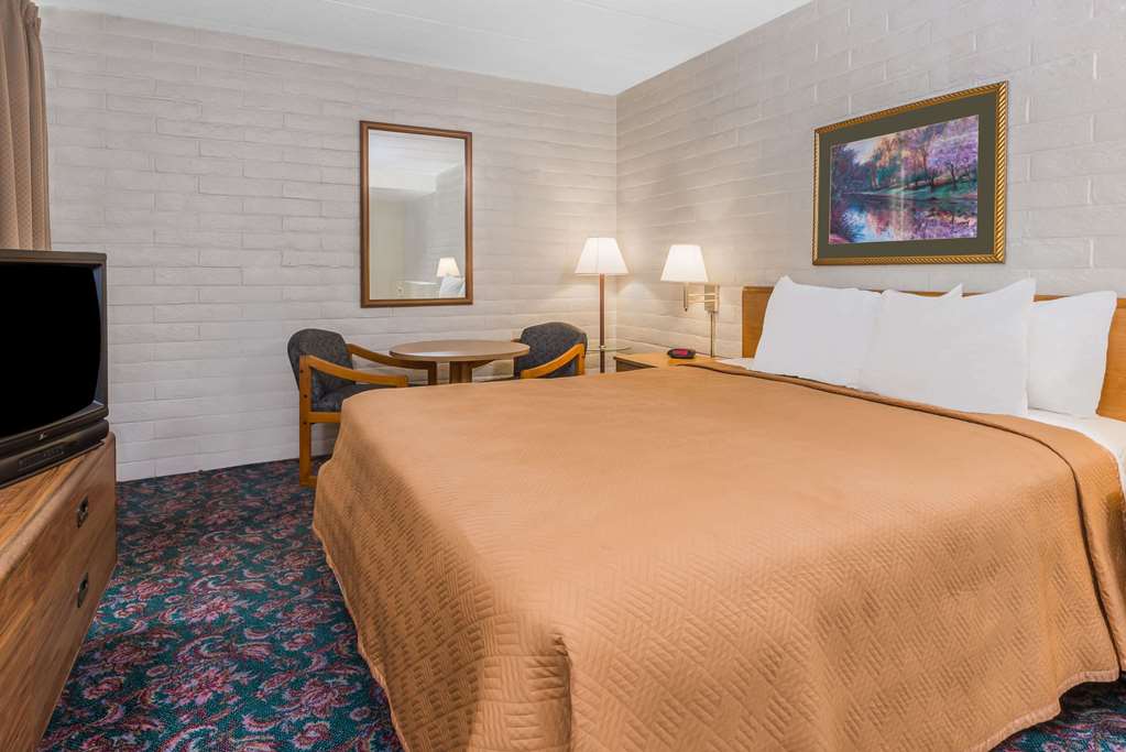 Knights Inn Dayton at Poe Ave - photo 9
