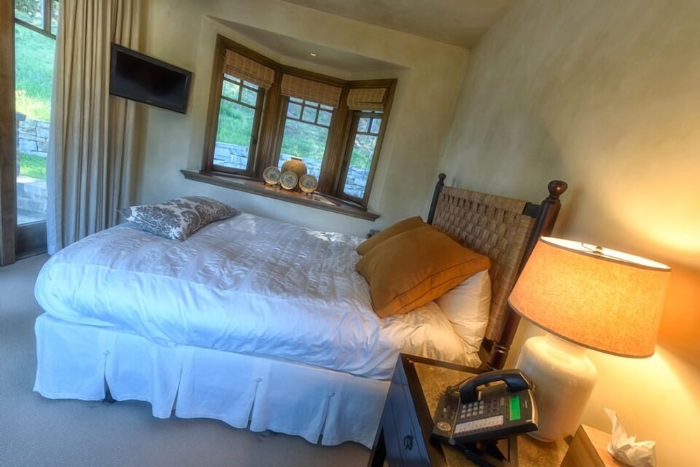 LX1 Chateau D' Renaitre Estate Carmel by the sea - photo 12