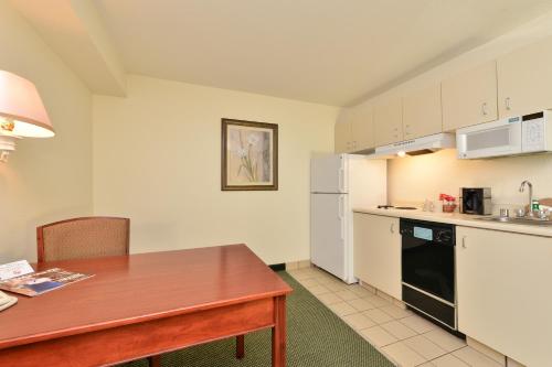 Hawthorn Suites by Wyndham Sacramento - photo 40