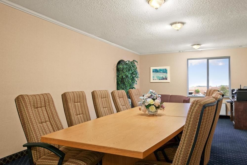 Howard Johnson Inn and Suites by Vancouver Mall - photo 18