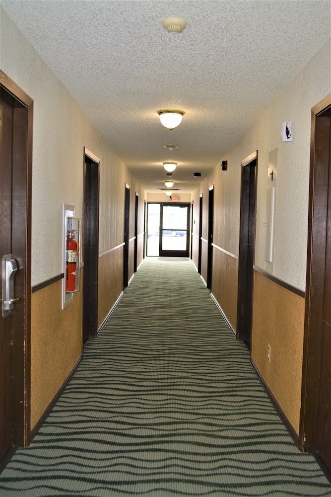 Bloomer Inn & Suites - photo 3