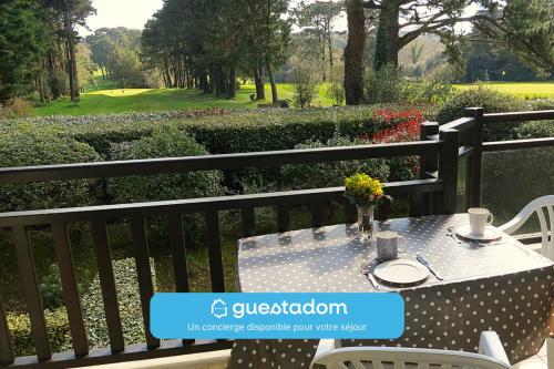 T2 Cosy Vue Sur Le Golf Proche Plage in Pornic, France