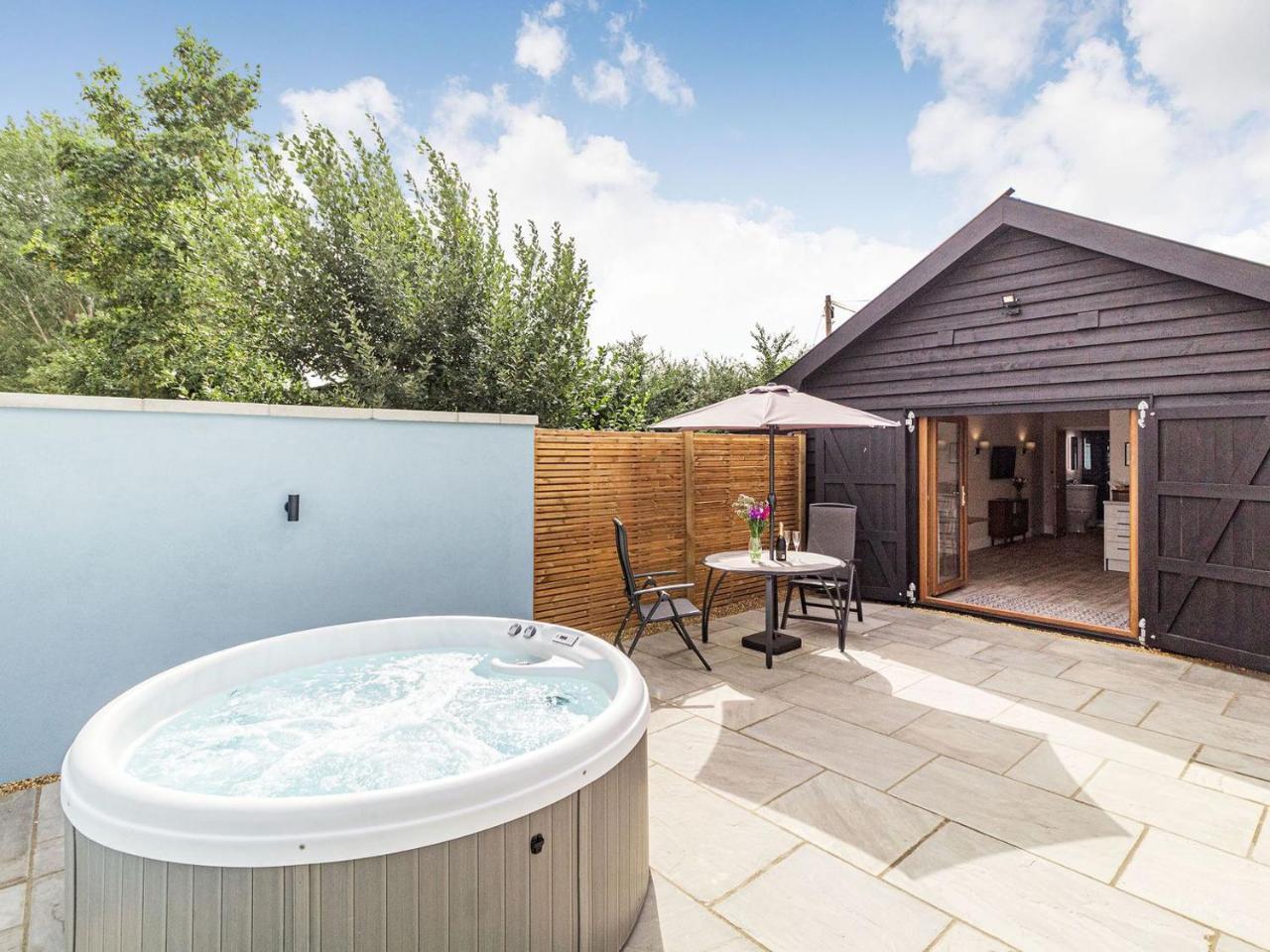Wisteria Lodge Ukc5804 — 5-Star Luxury Hotel in Diss, United Kingdom