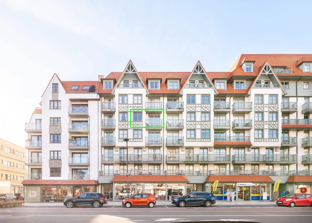 Apartment near Sandy Beach in Coastal Area — 4-Star Luxury Hotel in Oostduinkerke, Belgium